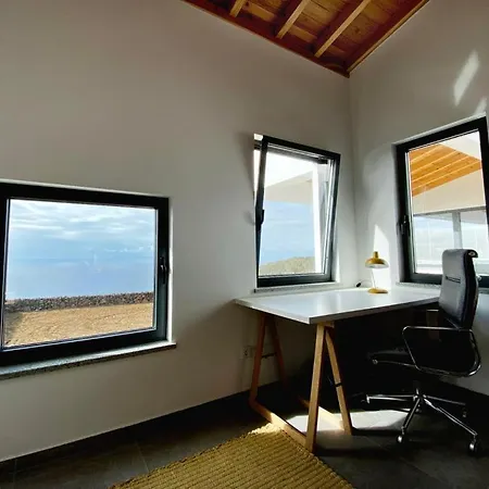 Moradia Alegre Com Vista Deslumbrante Serreta