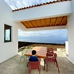 Moradia Alegre Com Vista Deslumbrante Semesterbostad Serreta
