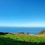 Moradia Alegre Com Vista Deslumbrante Semesterbostad Serreta