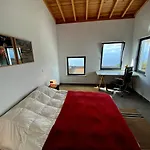 Moradia Alegre Com Vista Deslumbrante Semesterbostad Serreta