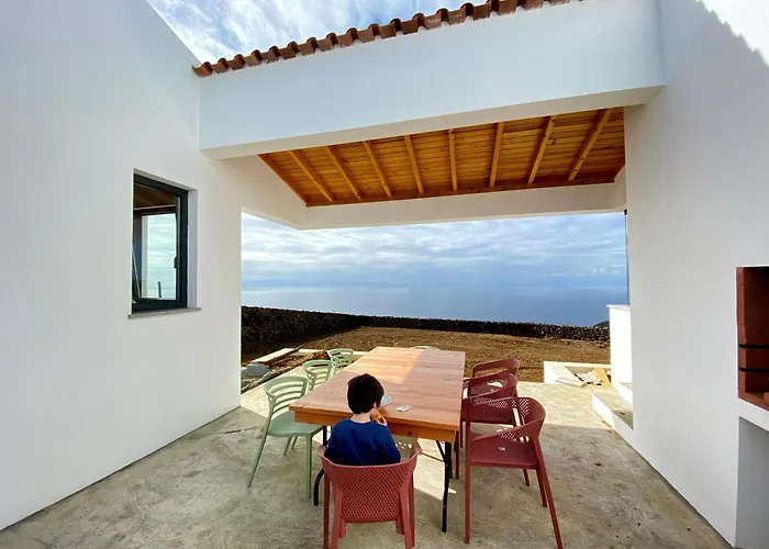 Moradia Alegre Com Vista Deslumbrante Vakantiehuis Serreta