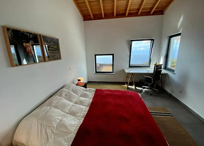 Moradia Alegre Com Vista Deslumbrante Vakantiehuis Serreta